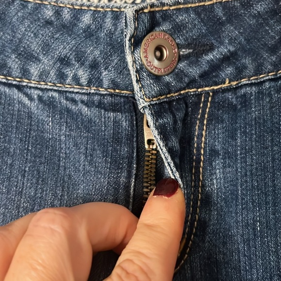 AMERICAN EAGLE Medium Wash 77 Straight Low Rise Distressed Jeans, Size 6, GUC. - Picture 5 of 8